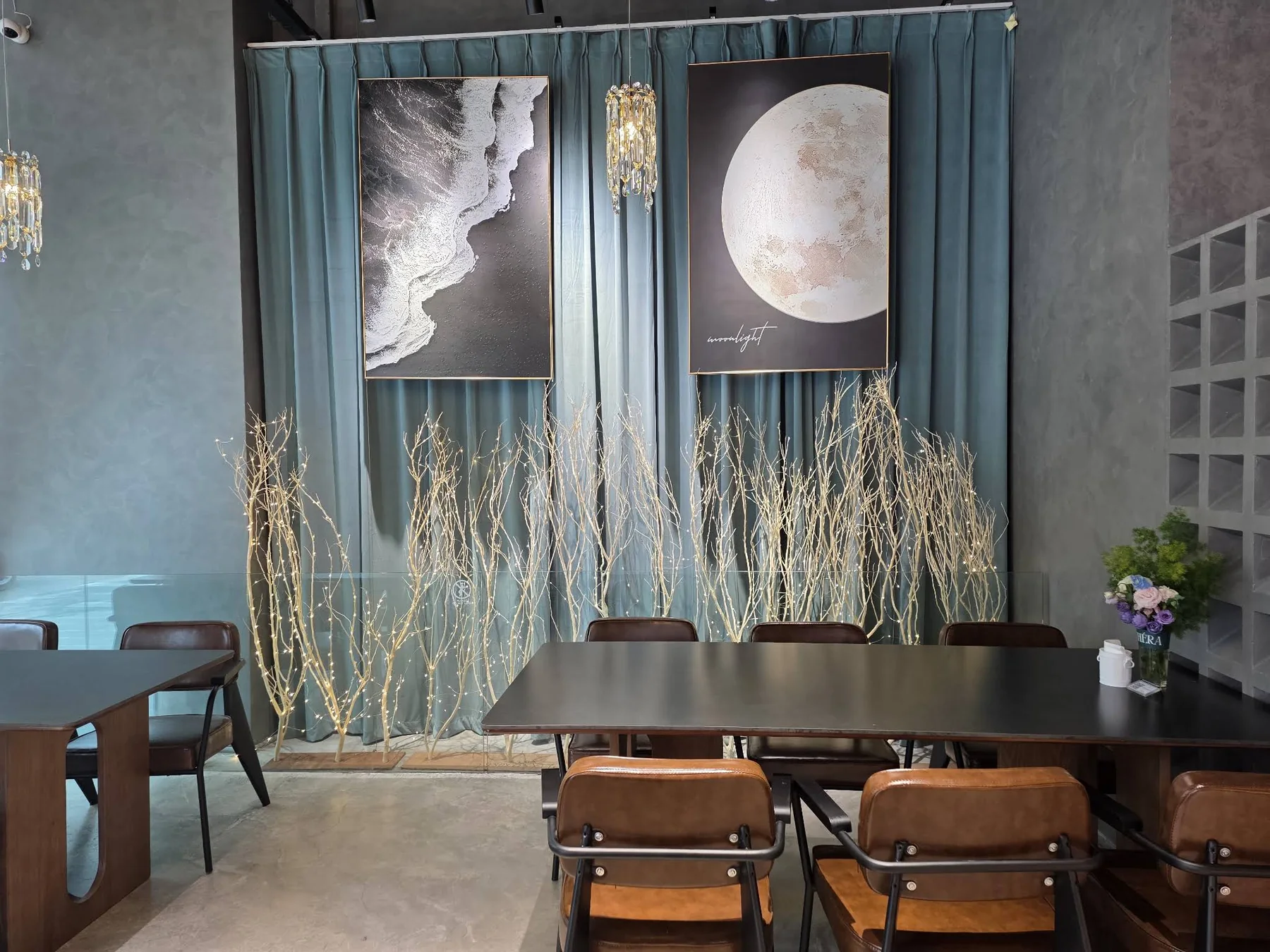 Thera Cafe completed seating wall and material detail